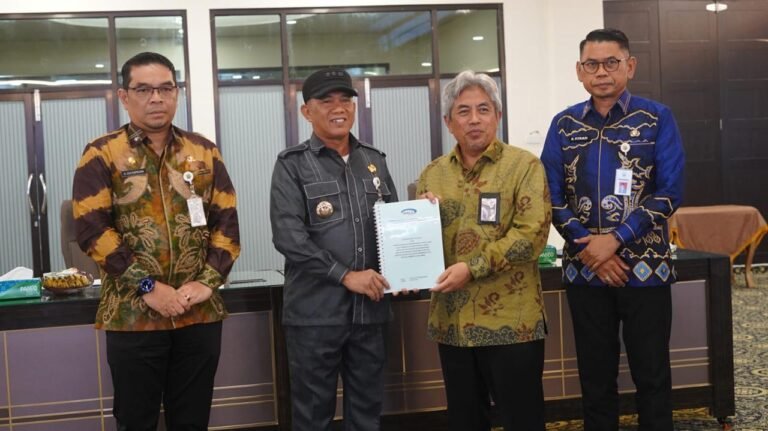 Pemkab Kotabaru terima Hasil Evaluasi Perencanaan Dan Penganggaran Pemerintah Kabupaten Kotabaru Tahun 2025 dari BPKB Kalsel