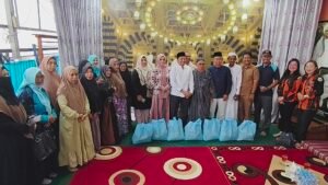 Wagub Kalsel Hasnuryadi Sulaiman dan Istri Serahkan Bantuan untuk Warga Alalak Selatan Jelang Idul Adha