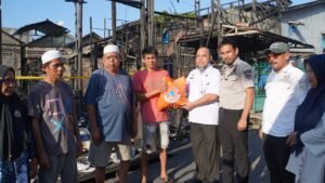 Kebakaran Hanguskan 5 Rumah Warga Di Pulau Laut Utara, Pemkab Kotabaru Tinjau Dan Berikan Bantuan