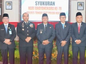 APRESIASI : Ketua DPRD Tala H Khairil Anwar (dua dari kanan) foto bersama dengan Kapolres Tala AKBP Ricky Boy Siallagan