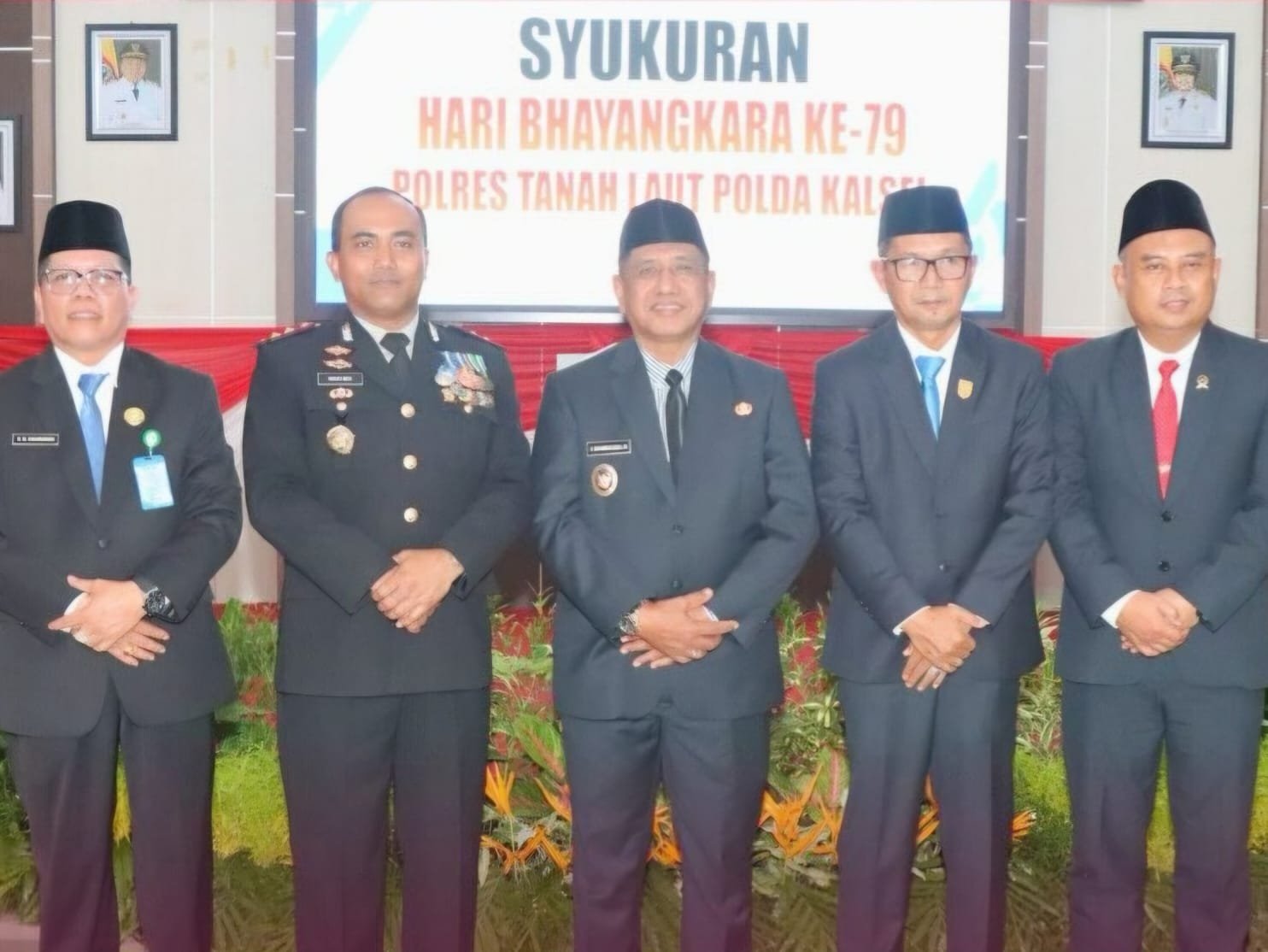 APRESIASI : Ketua DPRD Tala H Khairil Anwar (dua dari kanan) foto bersama dengan Kapolres Tala AKBP Ricky Boy Siallagan