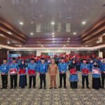 Bupati Kotabaru Sematkan Satyalancana Karya Satya dan Serahkan Tali Asih Purna Bakti ASN