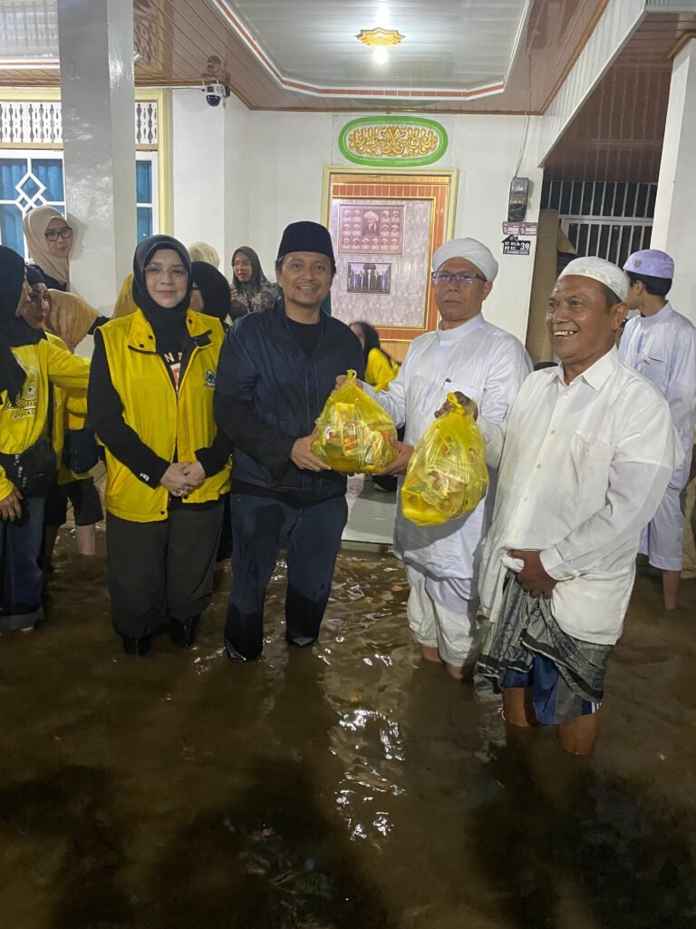 Di Tengah Banjir, Warga Tunggul Irang Terima Uluran Tangan DPD Golkar Kalsel