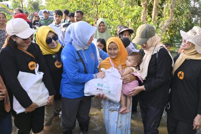 BKOW Kalsel Hadir di Tengah Banjir, Ellyana Trisna Hasnuryadi Salurkan Bantuan untuk Warga Tabing Rimbah
