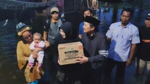 Tempuh Jarak 1 Kilometer Lebih Dan Tembus Banjir Setinggi Paha Dengan Jalan Kaki, Wagub Kalsel dan Istri Serahkan Bantuan Langsung ke Warga di Pelosok Desa