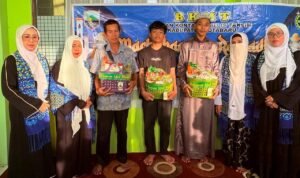 Tebar Berkah Ramadan 1447 H, Ketua BKMT Kotabaru Bagikan 150 Takjil dan 40 Paket Sembako untuk Masyarakat dan Kaum Dhuafa
