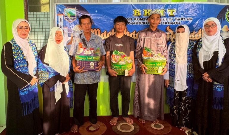Tebar Berkah Ramadan 1447 H, Ketua BKMT Kotabaru Bagikan 150 Takjil dan 40 Paket Sembako untuk Masyarakat dan Kaum Dhuafa
