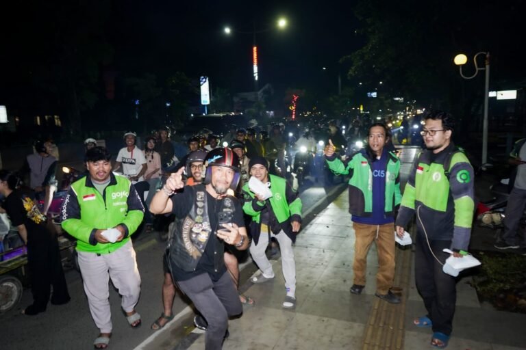 Vespa Mania Banjarmasin Gelar Sahur On The Road, Ratusan Paket Makanan Dibagikan untuk Pekerja Malam