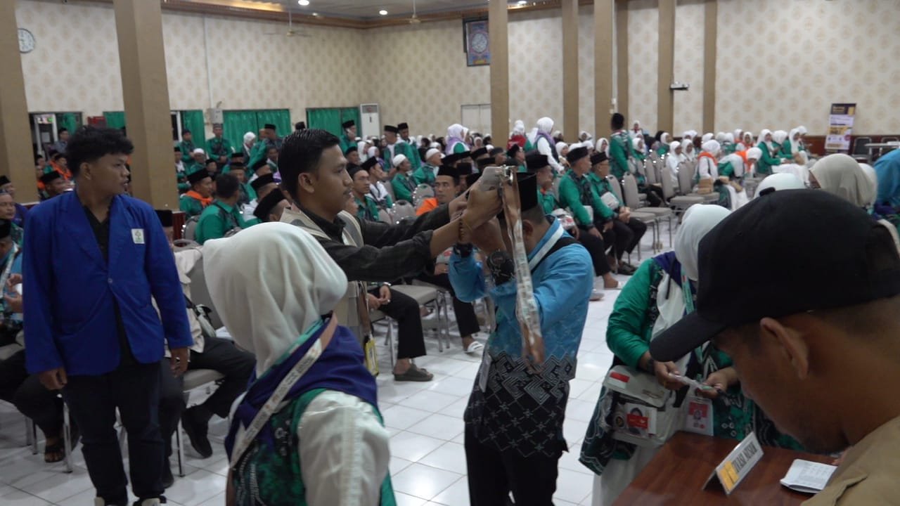 Ratusan Jamaah Haji Kotabaru Tiba di Asrama Haji Banjarbaru, Siap Berangkat ke Tanah Suci