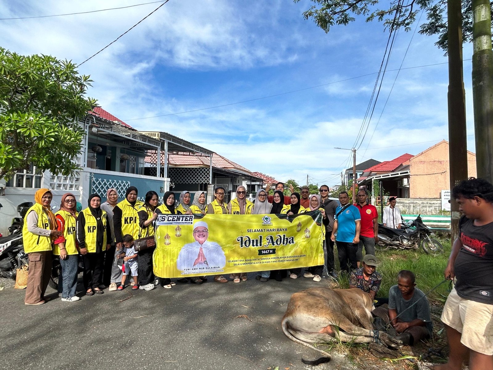 KPPG, Kosgoro dan MKGR Banjarmasin Bagikan 270 Bungkus Daging Kurban untuk Anggota dan Warga