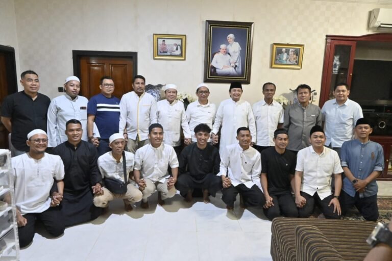 Penuh Kehangatan, Keluarga Besar Barito Putera Beri Kejutan Milad untuk Guru Adam Syarkawi