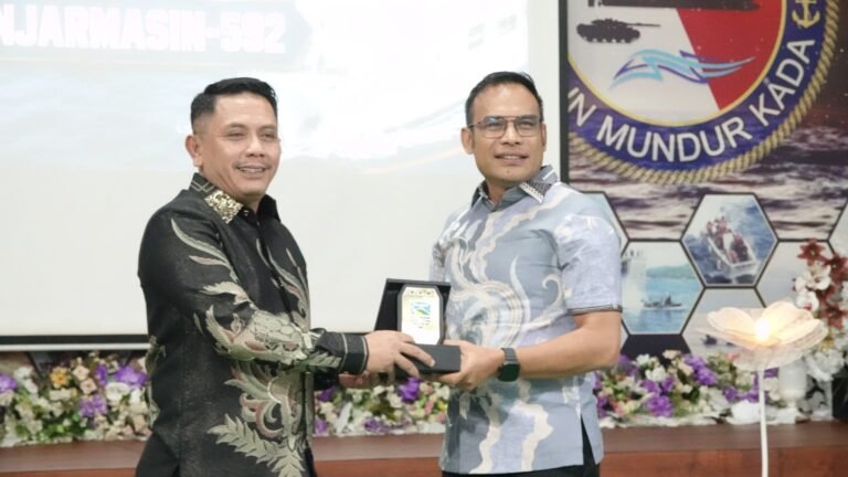 KRI Banjarmasin-592 Tinggalkan Kotabaru, Pemkab Apresiasi Edukasi dan Sinergi TNI Bersama Masyarakat