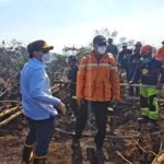 Tinjau Posko Karhutla Guntung Damar, Wakil Gubernur Kalsel Hasnuryadi Sulaiman Serahkan Bantuan Pompa Air Hasnur Group